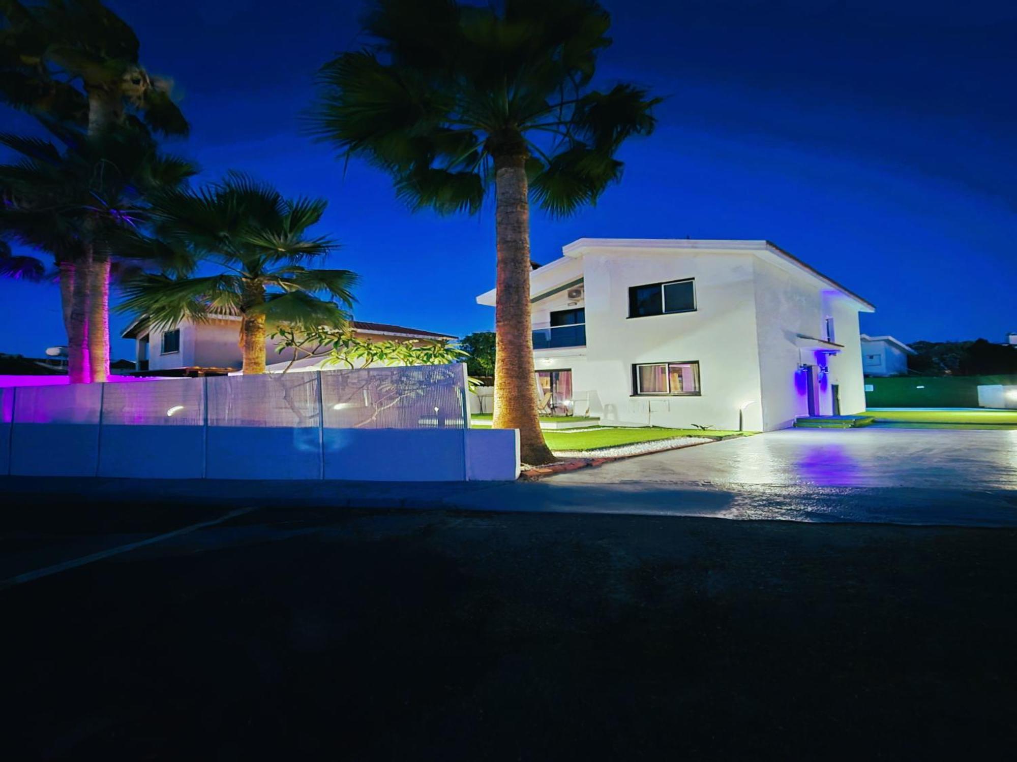 Вилла 3 Bedroom Villa, Private Pool, Hot Tub Протарас